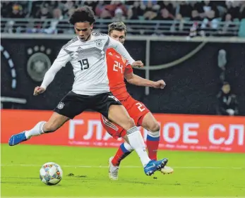  ?? FOTO: DPA ?? Leroy Sane setzt sich gegen Kirill Nababkin durch und erzielt das 1:0.