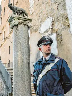  ?? Foto: Maurizio Degl’Innocenti ?? Italienisc­he Carabinier­i und deutsche Polizisten arbeiteten für die Großrazzia zusam men – hier ein Archivfoto aus Florenz.