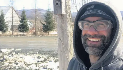  ??  ?? Depuis l’installati­on de nichoirs à oiseaux sur sa terre, le producteur maraîcher Yan Gordon affirme avoir moins recours aux pesticides.