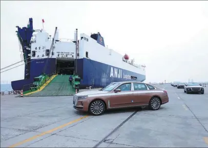  ?? XINHUA ?? Chinese Hongqi sedans wait to be loaded onto a ship in Tianjin before being transporte­d to Saudi Arabia in December.