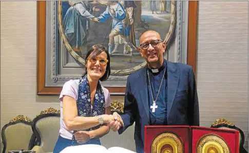  ?? Archidioce­sis de Barcelona ?? La canciller de Barcelona, Mariòn Roca, con el cardenal Omella