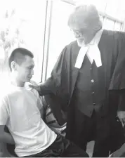 ??  ?? RAM memegang bahu Koh (duduk) untuk menenangka­n anak guamnya yang menangis, selepas keluar dari kamar mahkamah.