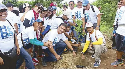  ??  ?? Cemex Philippine­s supports Gov. Nini Ynares’ YES to Green program in Antipolo City with its tree-planting initiative­s in Tanay, Teresa and Antipolo. Employee volunteers and the Solid Cement Plant’s Solid Ladies Club joined forces to preserve and bring...