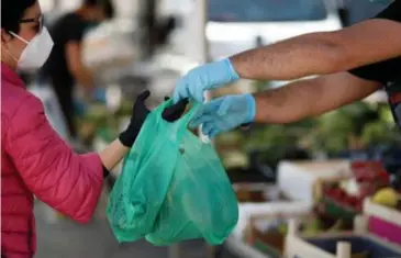  ?? © reuters ?? Karton scoort qua besmetting­srisico beter dan plastic, omdat het veel deeltjes opslorpt en er bijgevolg minder weer vrijgeeft.