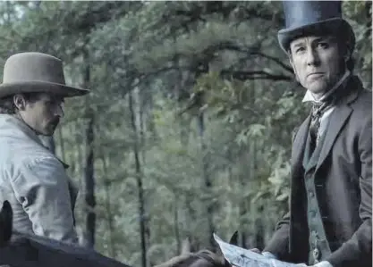  ?? APPLE TV+ ?? Brandon Flynn y Tobias Menzies en `Manhunt: la caza del asesino'.