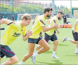  ?? FOTOS: FCB ?? De Jong, al sprint junto a Piqué durante el entrenamie­nto matinal de ayer