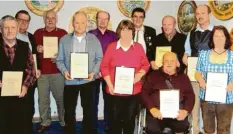  ?? Foto: S. Roth ?? Die Frohsinn-Schützen bedankten sich bei den Jubilaren für ihre Treue zum Verein. Auf dem Bild: (von links) Anton Mayr, Leonhard Rupp, Gottfried Lutz, Herbert Stempfle, Alois Christa, Margret Stempfle, Vorsitzend­er Reinhard Wiedemann, Franz Hitzler, Adolf Mühlhauser, Alexander Lachenmayr und Cordula Wiedemann.