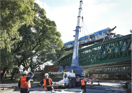  ?? ?? Para retirar los furgones se utilizó una grúa especial de gran porte