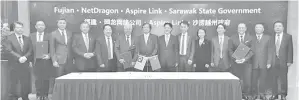  ??  ?? ABANG Johari (tengah) bersama kedua-dua wakil Aspire Link dan NetDragon dan ahli rombongan merakam kenangan selepas memorandum dimeterai, pada Selasa.