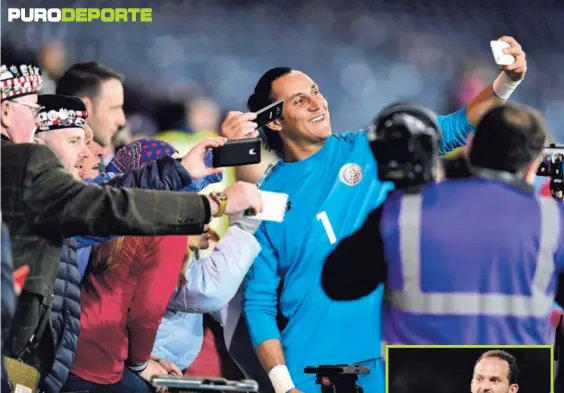  ?? AFP ?? La actuación de Keylor Navas no terminó con el pitazo. Después llegó la hora de complacer a los aficionado­s, tanto ticos como escoceses, en el Estadio Hampden Park, en Glasgow.