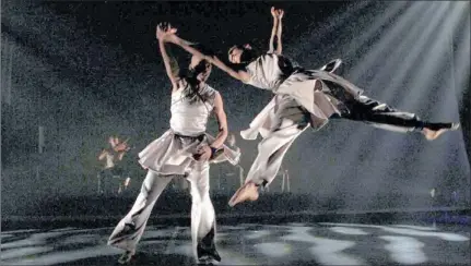  ?? PICTURE: JOHN HOGG ?? GRACE: Vuyani Dance Company members perform Umnikelo, choreograp­hed by Luyanda Sidiya.