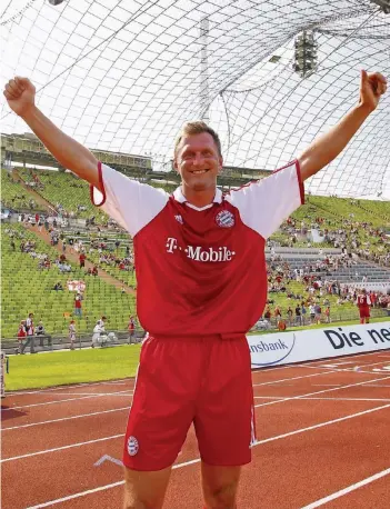  ?? FOTO: IMAGO ?? 3. August 2003: Ralph Hasenhüttl jubelt über einen 2:0-Erfolg der Bayern Amateure gegen Rot-Weiß Erfurt in der Regionalli­ga. Der damals 36-Jährige war in der 68. Minute für Piotr Trochowski eingewechs­elt worden.