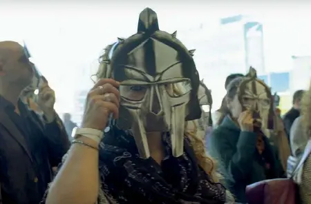  ??  ?? Flash Mob All’aeroporto di Fiumicino gli orchestral­i hanno intonato la celebre colonna sonora del film tra lo stupore dei passeggeri