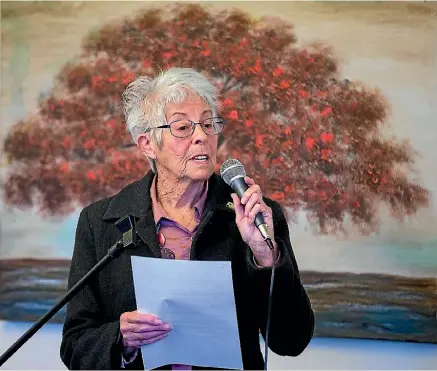  ?? MURRAY WILSON/STUFF ?? Margaret Taylor tells residents at Metlifecar­e Retirement Village about her brush with a scammer. She is now an ambassador for the banking ombudsman’s scam prevention unit.