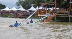  ??  ?? MUSA (di jeti) bersama para tetamu yang lain menyaksika­n lintas hormat kapal berhias dan ‘padau kumindi’ (perahu berdiri) yang menarik dan unik selepas menyempurn­akan gimik perasmian Pesta Ampalud De Padau Beluran 2018.