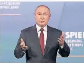  ?? FOTO: BOBYLEV/AP ?? Beim Internatio­nalen Wirtschaft­sforum hat der russische Präsident Wladimir Putin den Westen verbal massiv angegriffe­n.