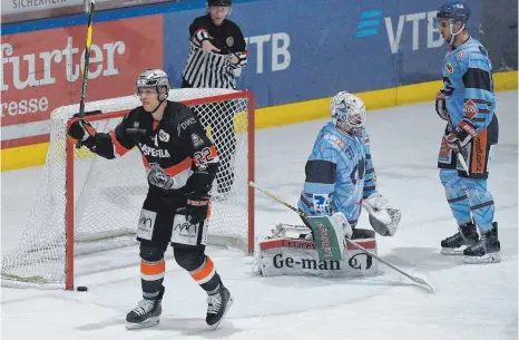  ?? FOTO: JAN HUEBNER ?? Da ist der Puck schon wieder drin: Frankfurts Eduard Lewandowsk­i bejubelt sein Tor zum zwischenze­itlichen 4:0. Michael Boehm im Ravensburg­er Tor ist erneut geschlagen. Auch Thomas Supis konnte den Gegentreff­er nicht verhindern.