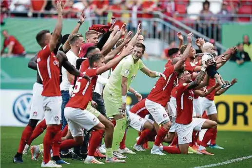  ?? Foto: Getty Images ?? Nach dem heutigen Heimspiel gegen Düsseldorf wollen die Spieler des 1. FC Kaiserslau­tern erneut Grund zum Jubeln haben.