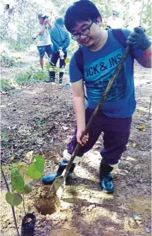  ??  ?? 3 The writer hard at work planting trees. — Nestle