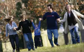  ?? (Photo d’illustrati­on Patrice Lapoirie) ?? Grandir, c’est découvrir l’échange avec ses parents, sa famille puis le monde extérieur ; et apprendre à gérer la frustratio­n et l’angoisse.