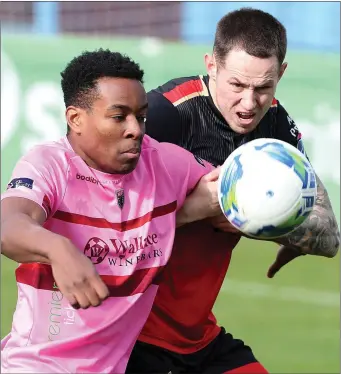  ??  ?? Wexford FC newcomerSu­ccess Edogun in a determined battle with Drogheda defender Jack Tuite.