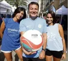  ??  ?? Plusieurs milliers de personnes ont déambulé parmi les  stands de ce septième Forum des associatio­ns. Ici, à gauche, le Menton Beach &amp; Volley-ball club a pu recruter de nouveaux joueurs.