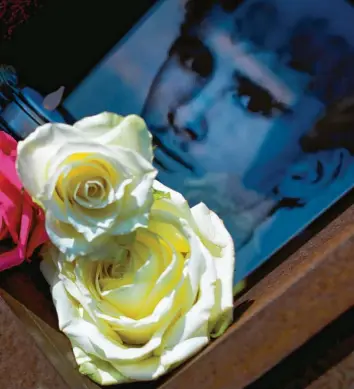  ?? Foto: Daniel Naupold, dpa ?? Gedenken an Chris Gueffroy – Blumen am Denkmal für die Opfer der Berliner Mauer erinnern an den letzten Menschen, der an der deutsch-deutschen Grenze erschossen wurde.