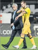  ?? FOTO: EFE ?? Mourinho y Harry Kane, tras el duelo