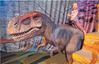  ?? FOTO: CRW ?? Keine Angst vor großen Tieren sollte haben, wer einen Ritt auf dem Tyrannosau­rus Rex wagt.