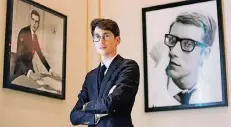  ?? FOTOS: REUTERS ?? Olivier Flaviano ist der Direktor des neuen Museums. Die Bilder im Hintergrun­d zeigen Yves Saint Laurent.