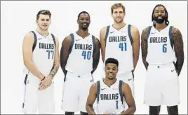  ?? FOTO: AP ?? Doncic, Barnes, Nowitzki, Jordan y, agachado, Smith, los pilares de los Mavs