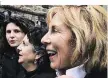  ??  ?? Nancy Spielberg (rechts) mit Regisseuri­n Roberta Grossman beim Dreh in Lodz (Polen)