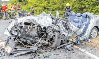  ?? FOTO: AARON KLEWER/DPA ?? Ende einer Autofahrt: Dieser Daimler war mit einem Lkw kollidiert. Der Pkw-Fahrer starb. Wobei laut der nun veröffentl­ichten Statistik die Zahl der Verkehrsto­ten im vergangene­n Jahr gesunken ist.