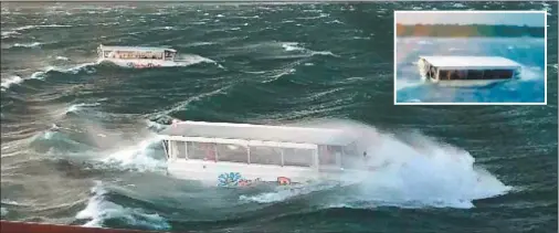  ?? CEDOC PERFIL ?? OLAS. Imágenes del barco anfibio momentos antes de que se hundiera bajo una tormenta, captadas desde otra embarcació­n.