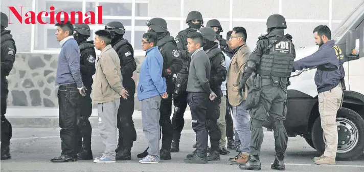  ?? FOTO: CRISTIAN VIVEROS ?? ►► Pasadas las 7.30 horas de ayer, los ciudadanos bolivianos llegaron esposados al paso fronterizo de Colchane, en la Región de Tarapacá.