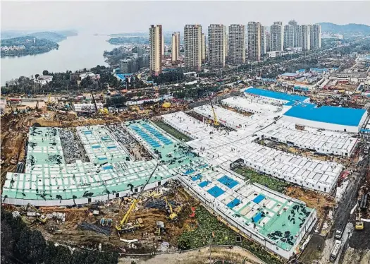  ?? AP ?? Vista aèria de l’hospital provisiona­l construït per les autoritats xineses a Wuhan; el centre ha d’entrar en servei avui