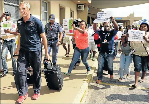  ?? PHOTO: MIKE HOLMES ?? UNPERTURBE­D: Chippa United coach Ernst Middendorp received a hostile welcome by disgruntle­d fans at Port Elizabeth Airport on Wednesday. United lost 2-0 to Orlando Pirates on Tuesday evening