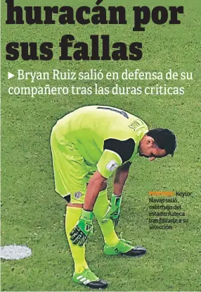  ??  ?? PORTERO. Keylor Navas salió cabizbajo del estadio Azteca tras fallarle a su selección.