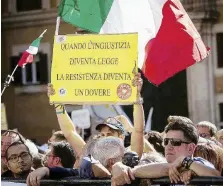  ?? Ansa ?? Protesta Cittadini in piazza contro il Rosatellum