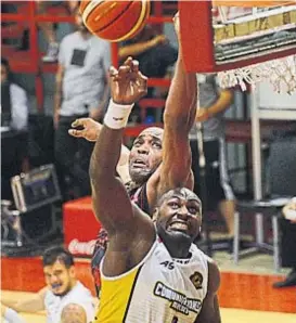  ?? (JOSÉ HERNÁNDEZ) ?? Duelo de gigantes. Sam Clancy y Rober Battle se fajaron abajo del aro durante toda la tarde en el gimnasio Ángel Sandrín.