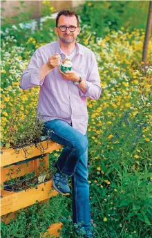  ?? FOTO: OLIVER DIETZE ?? Keimfreier Eisgenuss: Minister Reinhold Jost (SPD) schleckt Eis in seinem Wildblumen-Ministerga­rten.