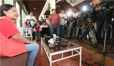  ?? -Chris Navarro ?? MEET THE PRESS. Re-Electionis­t Senator Cynthia Villar discusses issues concerning farmers and the agricultur­al sector during Friday’s press conference at the house of Speaker Gloria Macapagal-Arroyo in Lubao town. Villar together with other candidates of Hugpong ng Pagbabago attended a campaign sortie in the 2nd District of Pampanga.