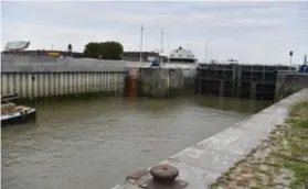  ?? FOTO JAN VAN DER PERRE ?? De Kattendijk­sluis is maanden buiten gebruik.