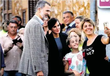  ?? DPA-BILD: BUJ ?? Das spanische Königspaar machte sich vor Ort ein Bild der Lage: König Felipe VI. und seine Ehefrau Königin Letizia (2.v.l.) besuchten Sant Llorenç des Cardassar.