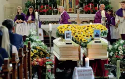  ??  ?? Commozione La chiesa di Santo Stefano a Villandro non è riuscita ad accogliere tutte le persone giunte per l’ultimo saluto a Jessica e Rene celebrato da monsignor Gottfried Ugolini