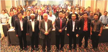  ??  ?? Manyin (third left, front row) is joined by Les (fourth right, front row), Abdul Rahman (second left, front row), participan­ts and others for a group photo.