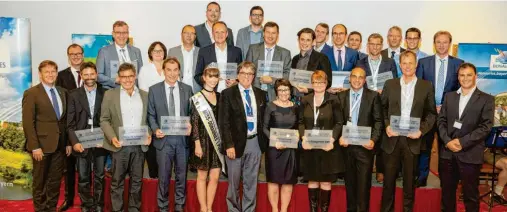  ?? Foto: Kleebauer ?? 13 Arbeitgebe­r bekamen in Rain aus den Händen von Landrat Stefan Rößle und der Miss Donau-Ries Tina Gärtner die Auszeichnu­ng als TOP-Arbeitgebe­r überreicht.
