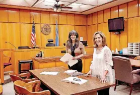  ?? [PHOTO BY JIM BECKEL, THE OKLAHOMAN] ?? CASA of Oklahoma County Executive Director Lee Ann Limber talks with longtime CASA volunteer and former board member Lori Blumenthal, in a courtroom at the Oklahoma Juvenile Justice Center in Oklahoma City.