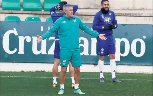  ??  ?? TRANQUILID­AD. Quique Setién confía en el buen hacer de sus jugadores para recuperar la eficacia a las puertas del tramo decisivo.