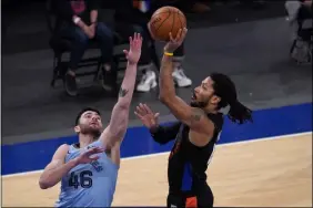  ?? MARY ALTAFFER - THE ASSOCIATED PRESS ?? New York Knicks guard Derrick Rose (4) goes to the basket past Memphis Grizzlies guard John Konchar (46) during the first half of an NBA basketball game Friday, April 9, 2021, at Madison Square Garden in New York.